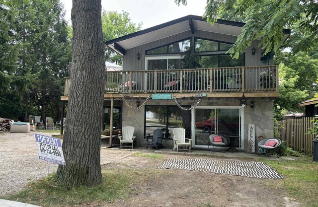 Chic Grand Bend Escape – Fireplace, Hot Tub & Walk to Beach