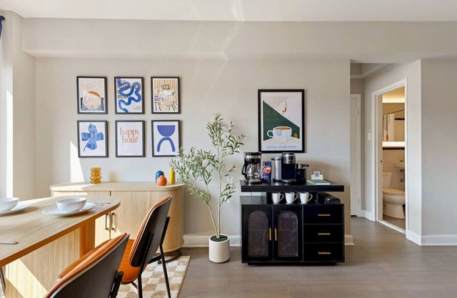 Chic & Modern Unit | Free Parking