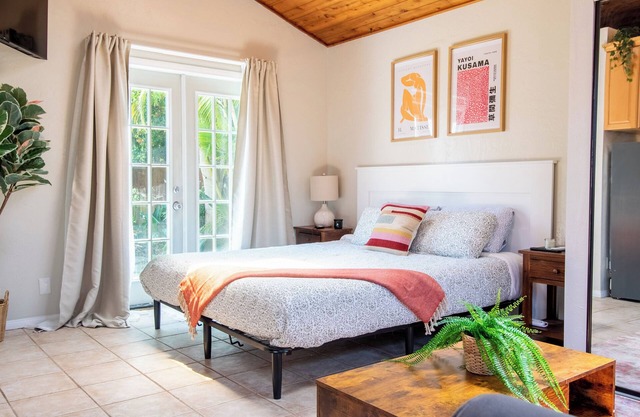 Chic & Spacious Studio by the Beach Prime La Jolla Spot Sleeps 4!