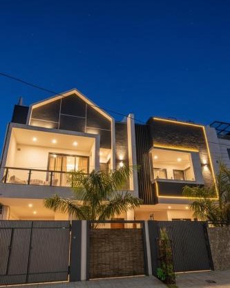 City Centre 4BHK House with plunge pool, Steam bath & Jacuzzi