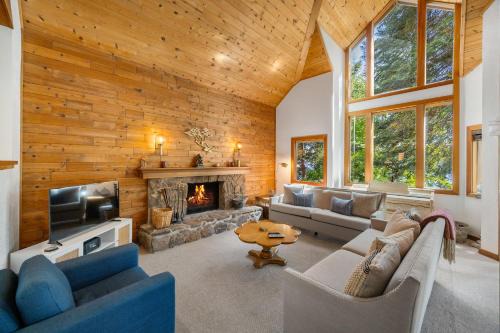 Classic Lakefront Tahoe Cabin, Dog Friendly, Halfway Between Northstar and Palisades!