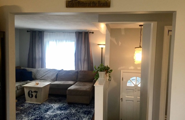 Clean and Bright Beach House 5 Minutes to Beach, Steps to River