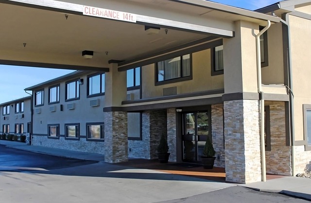Clean and Comfortable! Pool, Free Parking, Free Breakfast, Pets Allowed Here