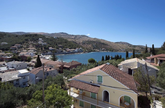 Close to the beach, spacious one-bedroom apartment with sea views.