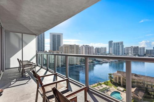 Coastal Luxe Residences - Premium Suites with Pool and Water Views