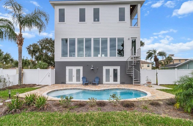 Coastal Manatee Escape - Lovely 4-BR home on a canal in peaceful Crystal River