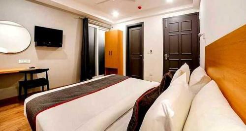 Collection O Kailash Enclave
