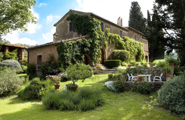 Colombiao di Momo: A Large 17th Century Farmhouse overlooking Tuscan hills