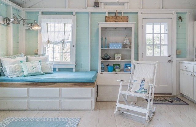 Colorful clapboard cottage perfect for 2!