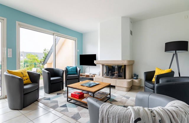 Colourful house with jacuzzi - 300m from the beach