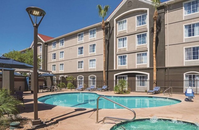 Comfort and Convenience! Free Onsite Parking, Pets Allowed, Free Breakfast