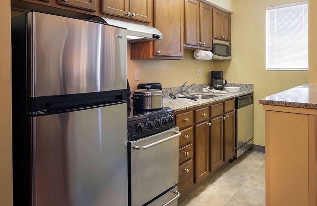 Comfort and Relaxation! 3 Comfortable Units, Pool, Near OdySea Aquarium