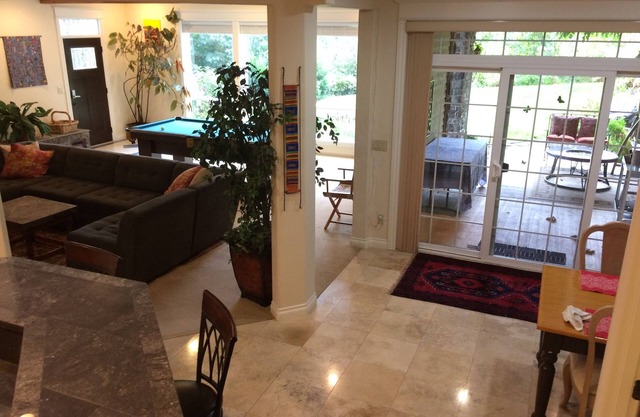 Comfort Close To Portland, Wine Country, Beaches, Rivers, And Mt. Hood