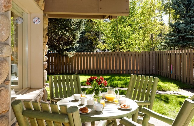 Comfortable & Modern 2 Bedroom Apartments - Right on the Slopes!
