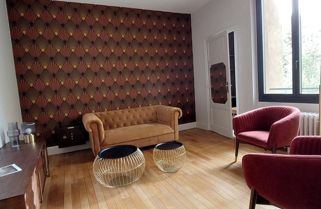 Completely renovated Art Deco Daisy apartment in the city center