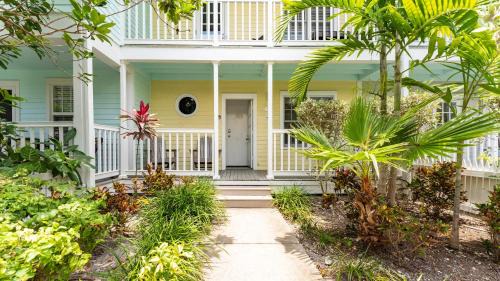 Conch Adventure by AvantStay Great Location w Patio Outdoor Dining and Shared Pool Week Long Stays
