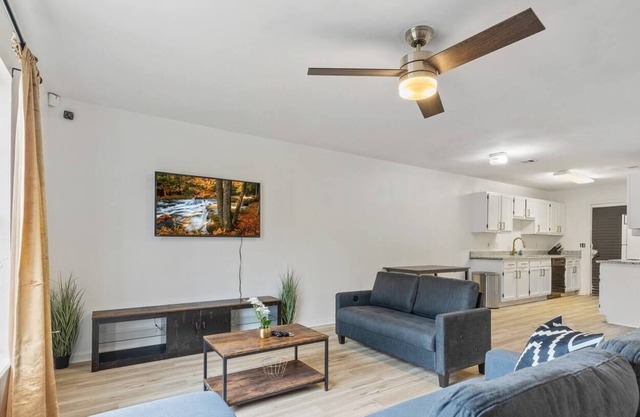 Contemporary and Lux Townhome - 5 mins to FSU