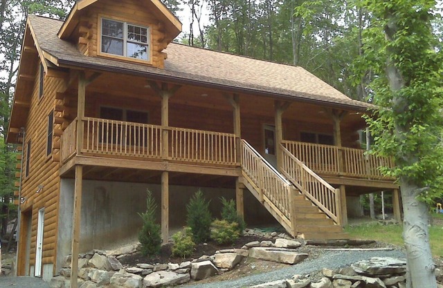 Contemporary Log Cabin : 2 Blocks from Lake Wallenpaupack, Located in WLE