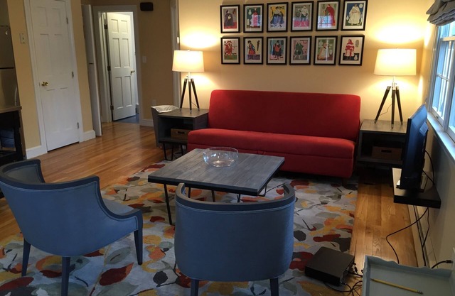 Contemporary Style And Comfort Convenient To Boston And Route 128