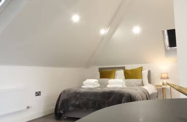 Convenient Studio Flat Near Heathrow Airport Free Parking, 1 King & 1 Single Bed