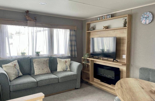 Cosy 3 Bedroom Caravan in South Cerney