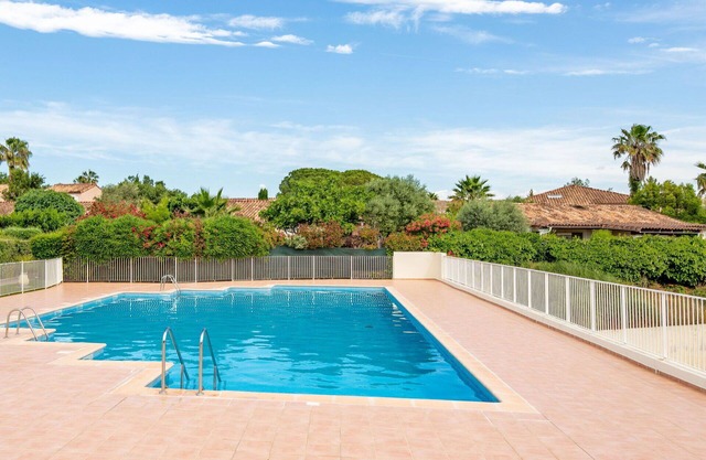 Cosy apartment for 4 guests with WIFI, pool, TV, terrace and pets allowed