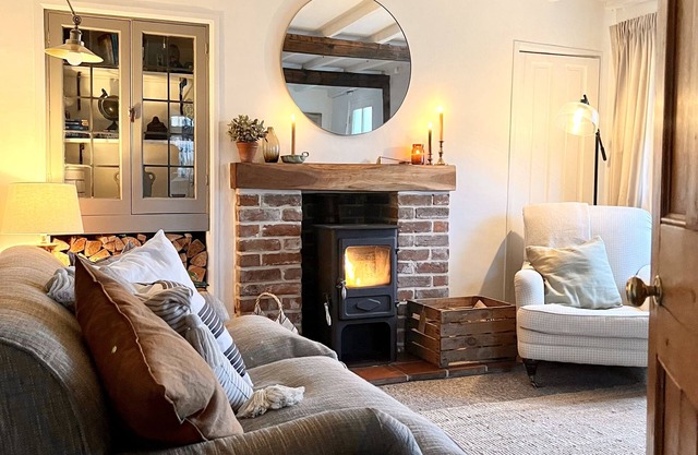 Cosy country cottage with lots of local walks, and short drive into Woodbridge