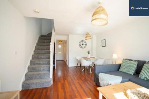 Cosy Home, Heathrow and Windsor Castle, Sleeps 6
