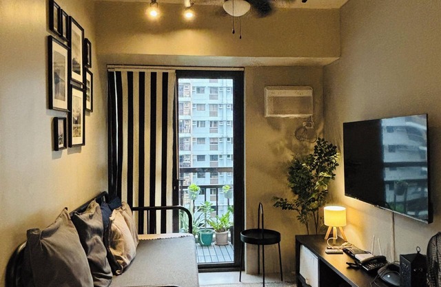 Cosy Home with Pool Access near Train & Bus Stations, up to 4pax.