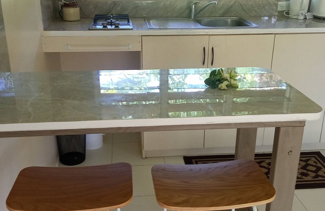 Cosy unit in village. Close to popular spots; the famous Muri Beach.