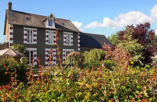 Country house with garden and swimming pool