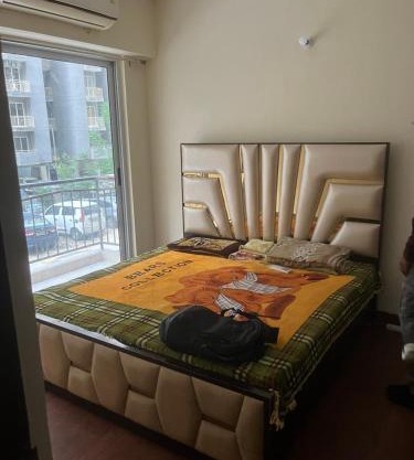 Couple friendly room with ac, comfy bed and private window view