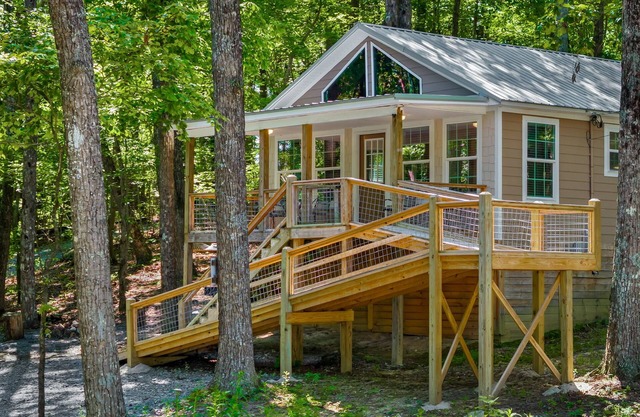 Coyote Cabin on 92 acres beside DeSoto State Park | Fast Wi-Fi | Dog Friendly