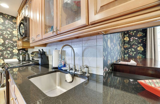 Cozy 2/3 bedroom house in welcoming Bushkill with Pool Table & Free Amenities.