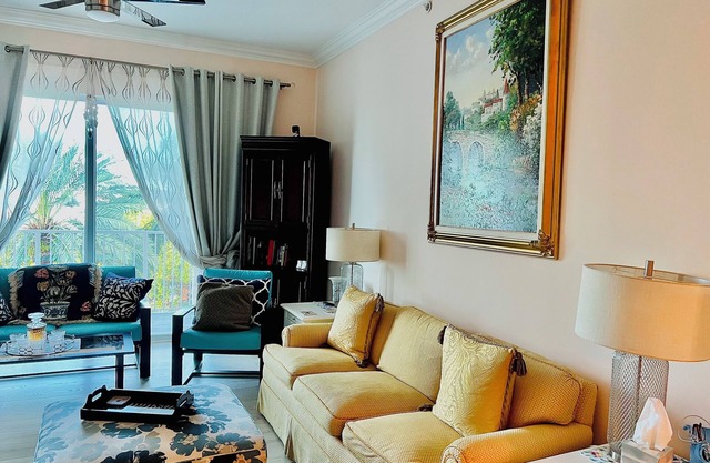 Cozy 2-bedroom apartment in delightful Lantana with WiFi, fitness room