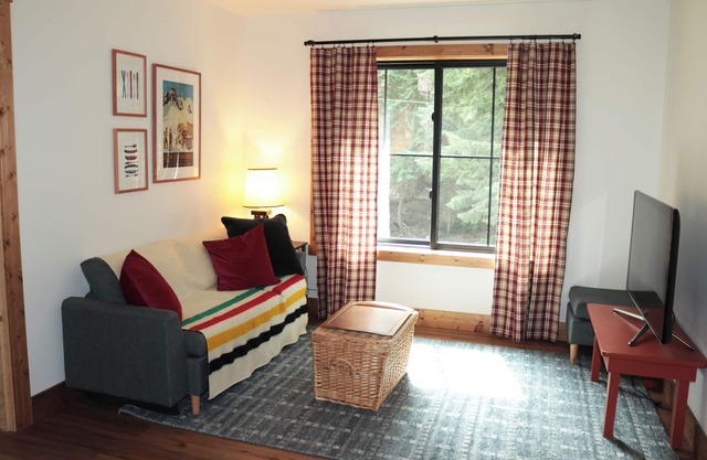 Cozy 2-bedroom cabin with WiFi, AC in adorable Cle Elum