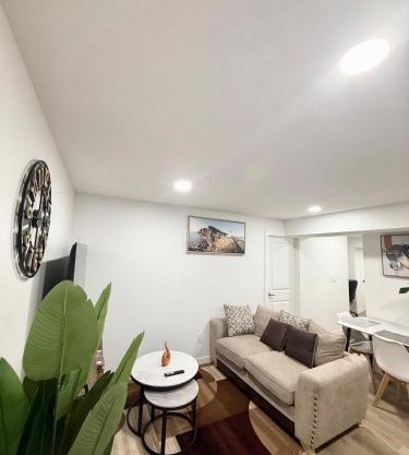 Cozy 2 Bedroom Suite Close to Amenities