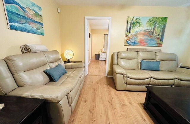 Cozy 3-bedroom 2-bath house in Central East Austin w/yard