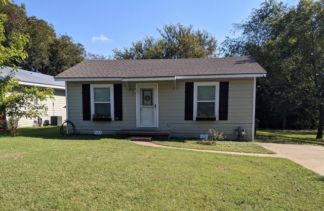 Cozy 3 bedroom Rustic **MINUTES FROM MAGNOLIA!!**