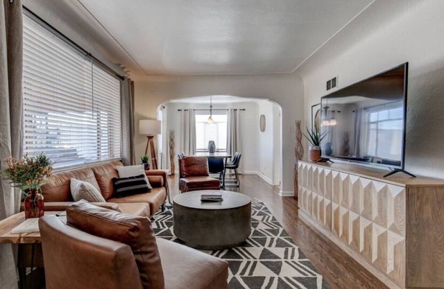 Cozy 3BR Home w/King Bed & Backyard - Dog friendly