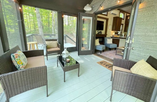 Cozy and quiet lake & mountain tiny home retreat. Fire pit + pet friendly!