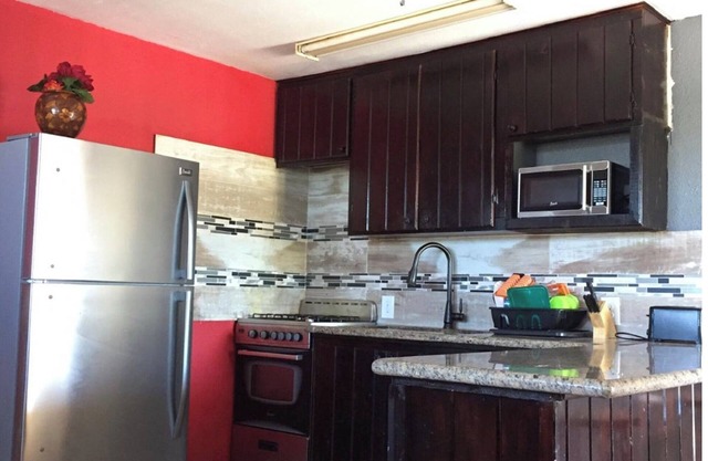 Cozy apartment with beach 7 mins drive away. CAR RENTAL , A.C , CABLE,WIFI,
