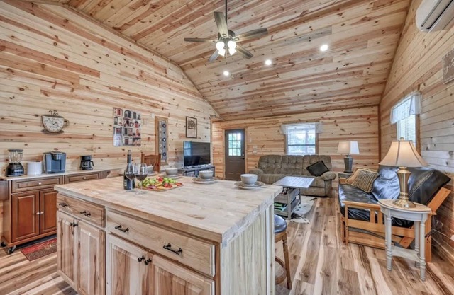 Cozy Cabin Firepit and Grill & 10 Mins to Main St