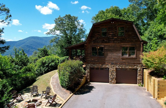 Cozy Cabin, Mountain Views/Hot Tub & Game Room + Near Asheville