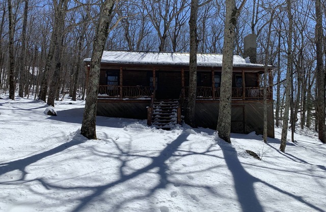 Cozy Cabin with private HOT TUB!