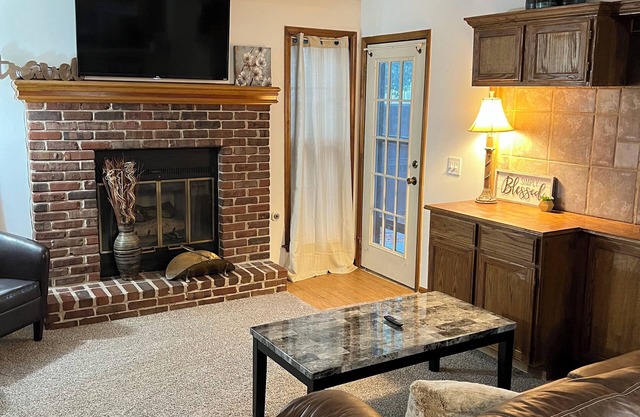 Cozy condo close to everything in Kansas City! You’ll love KC in the fall!