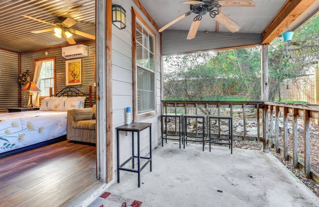 Cozy Couple's Cottage w/View Near Canyon Lake!
