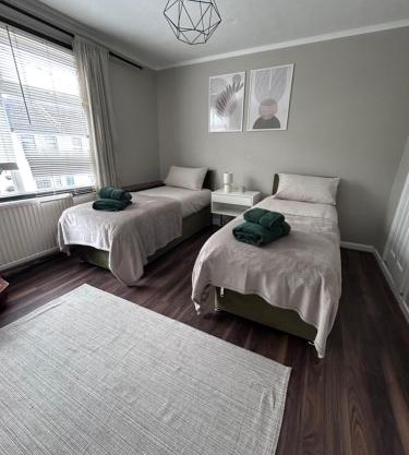 Cozy Croydon home with private garden & free parking contractors & family