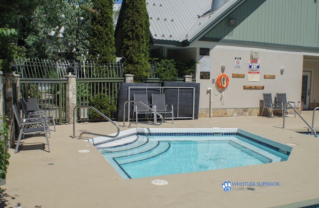 Cozy Ground Floor, Free Parking, Pool and Hot Tub, Deck