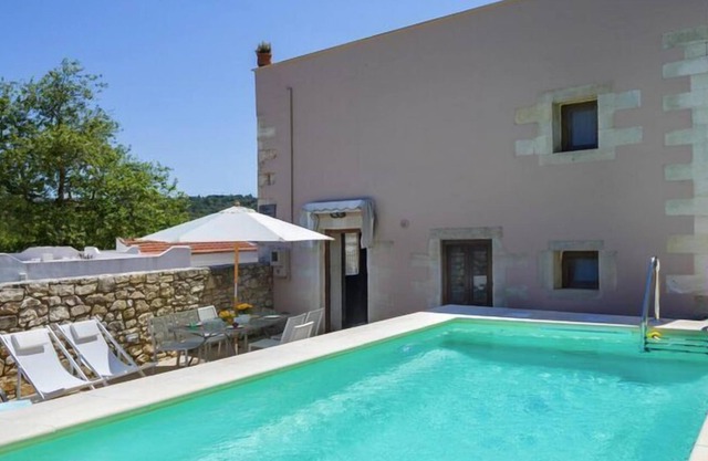Cozy holiday home with pool and whirlpool in Maheri